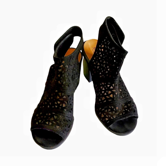 Seychelles Black Suede Bootie sandals. Velcro side closure. Chunky - Picture 2 of 10